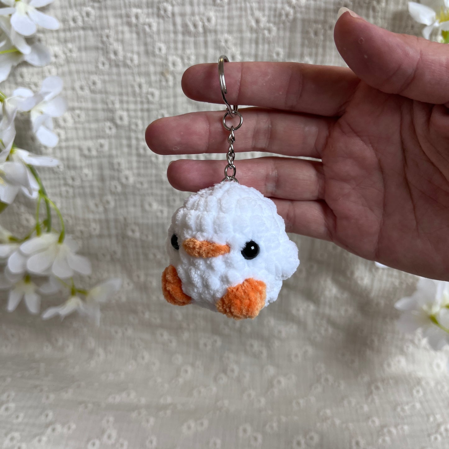 Porte-clés artisanal poussin blanc au crochet suspendu avec anneau métallique, création faite main en fil peluche.
