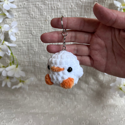Porte-clés artisanal poussin blanc au crochet suspendu avec anneau métallique, création faite main en fil peluche.