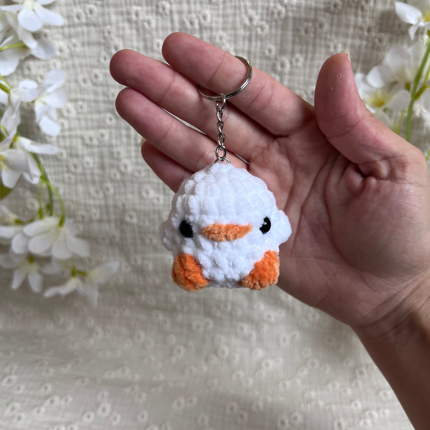 Porte-clés poussin blanc au crochet fait main en peluche douce, amigurumi artisanal avec anneau pour clés