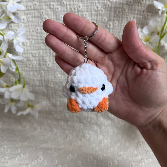 Porte-clés poussin blanc au crochet fait main en peluche douce, amigurumi artisanal avec anneau pour clés