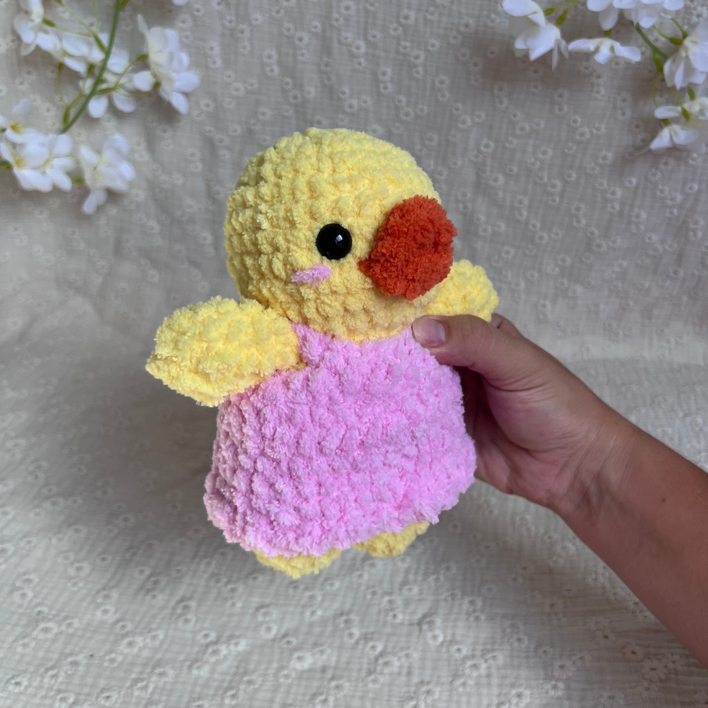 Peluche poussin jaune en crochet en tenue rose