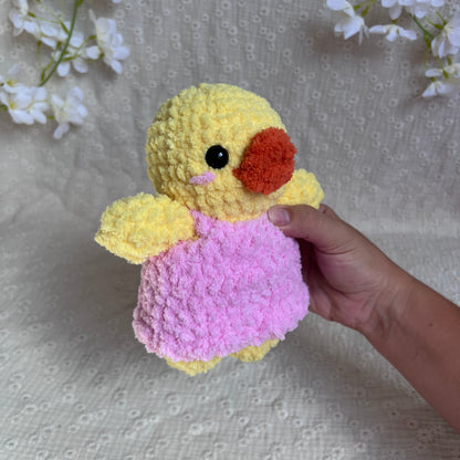 Peluche poussin jaune en crochet en tenue rose