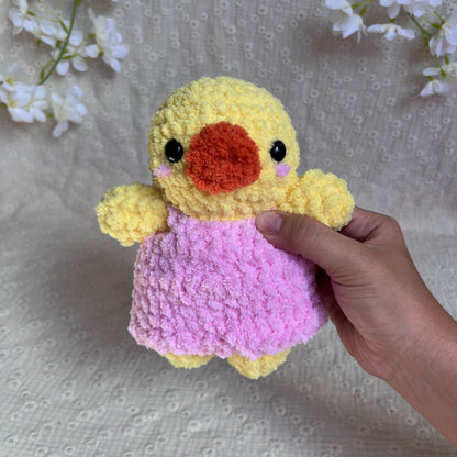 Peluche poussin en crochet fait main avec une robe rose