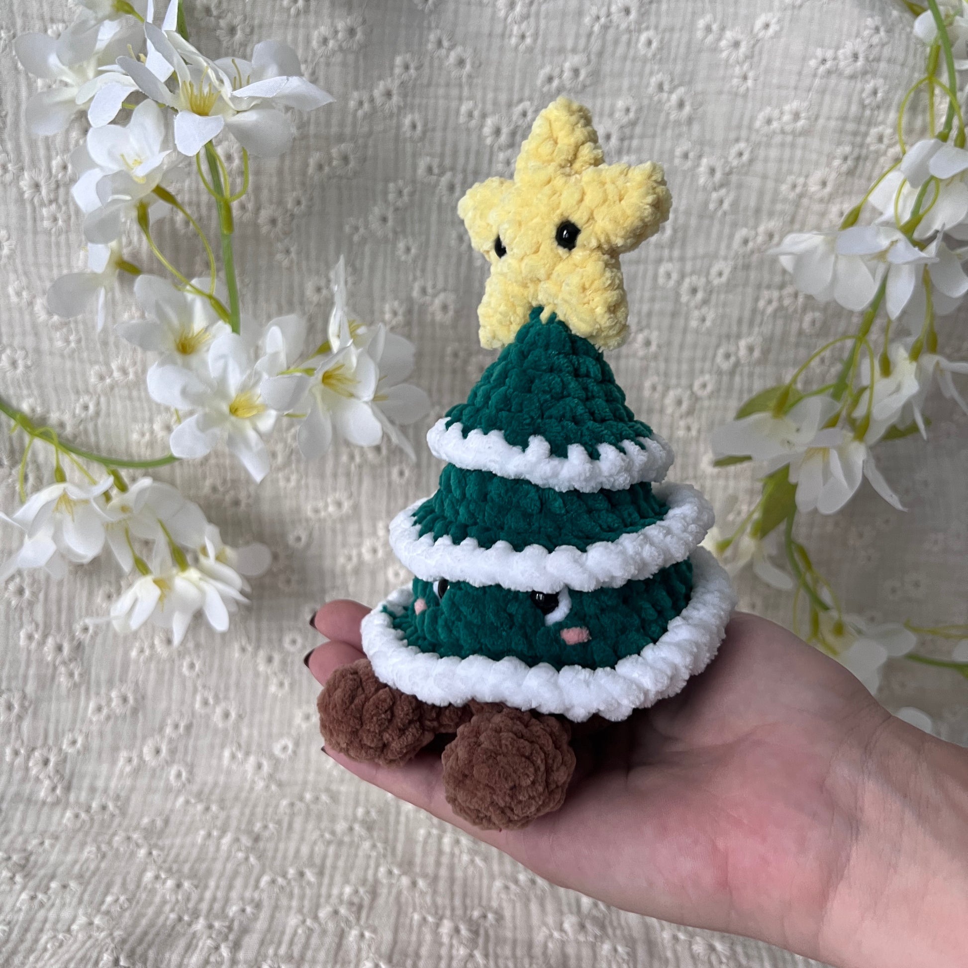 Sapin de Noël vert et blanc en crochet avec son étoile jaune
