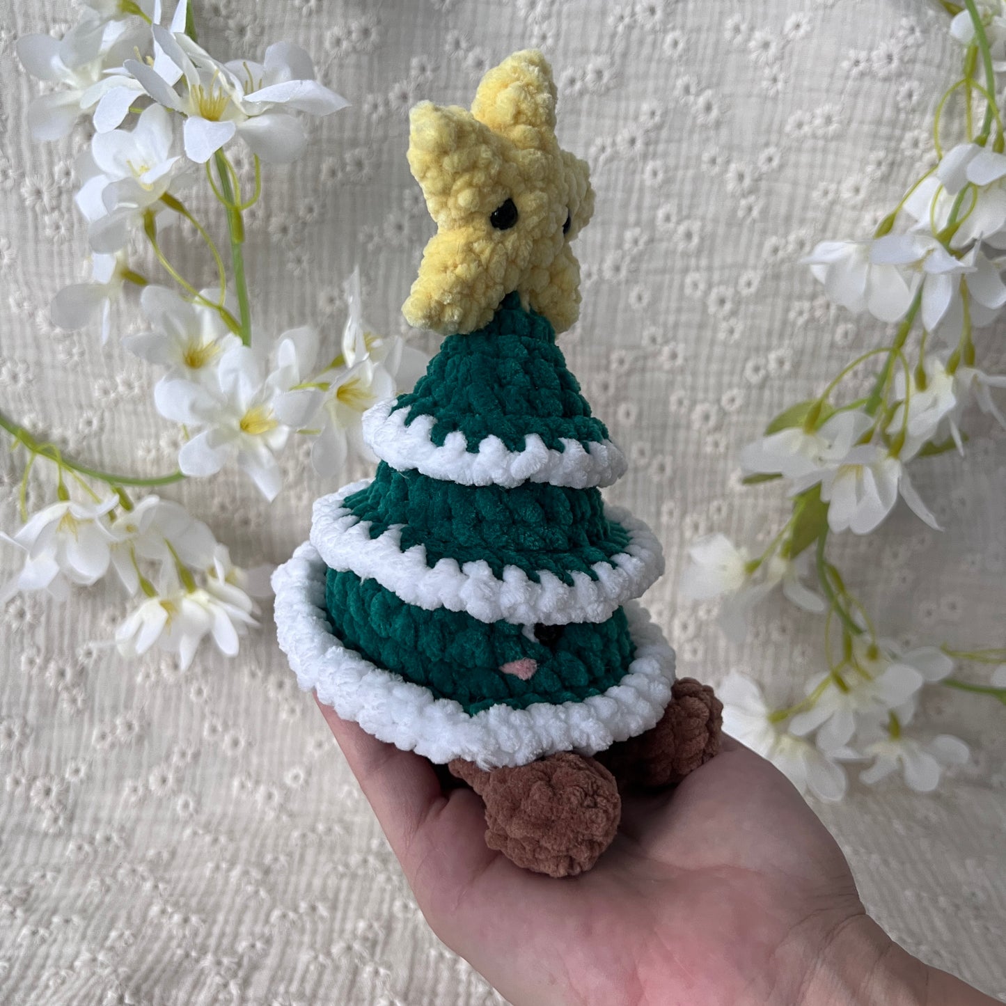 Sapin de Noël vert et blanc en crochet avec son étoile jaune