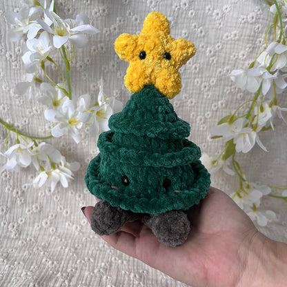 Sapin de Noël vert foncé en crochet avec son étoile jaune