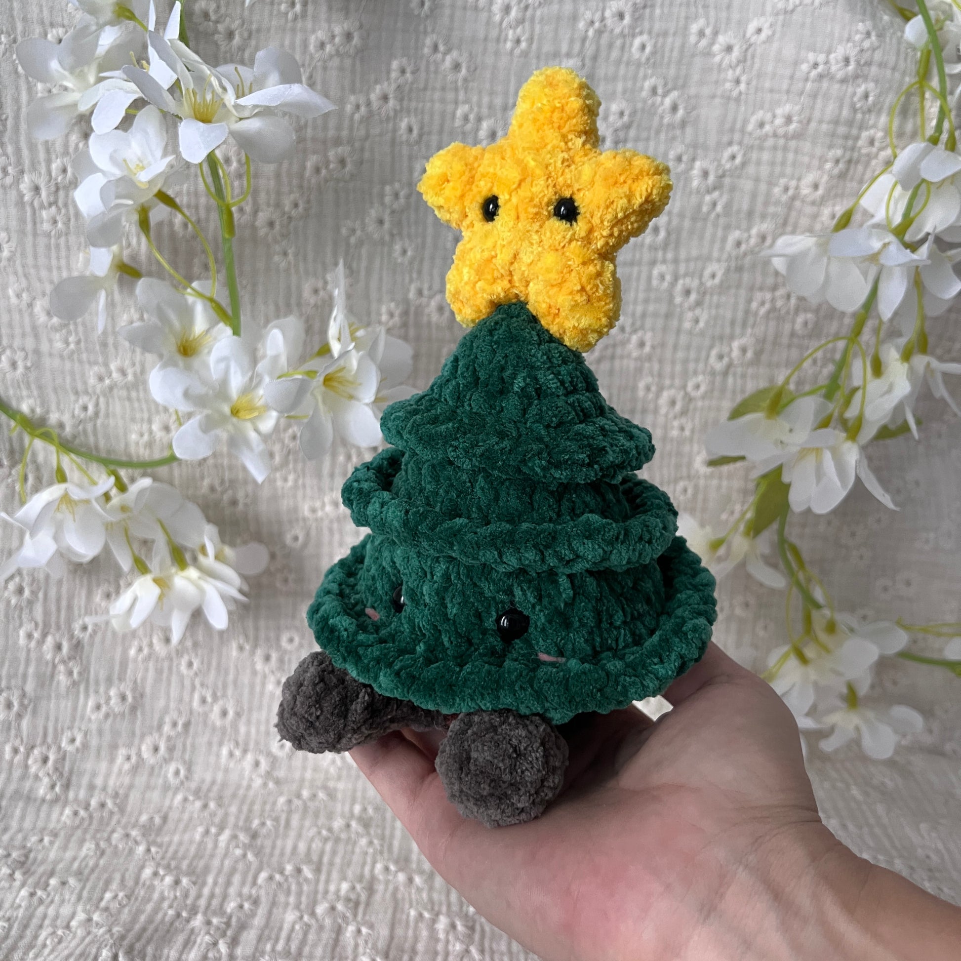 Sapin de Noël vert foncé en crochet avec son étoile jaune