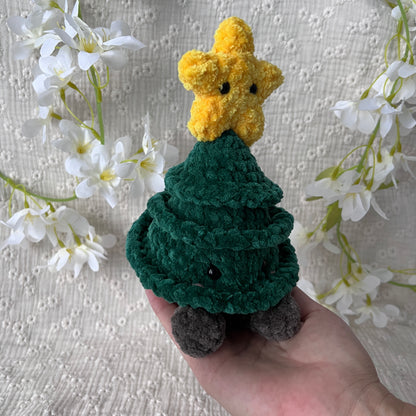 Sapin de Noël vert foncé en crochet avec son étoile jaune