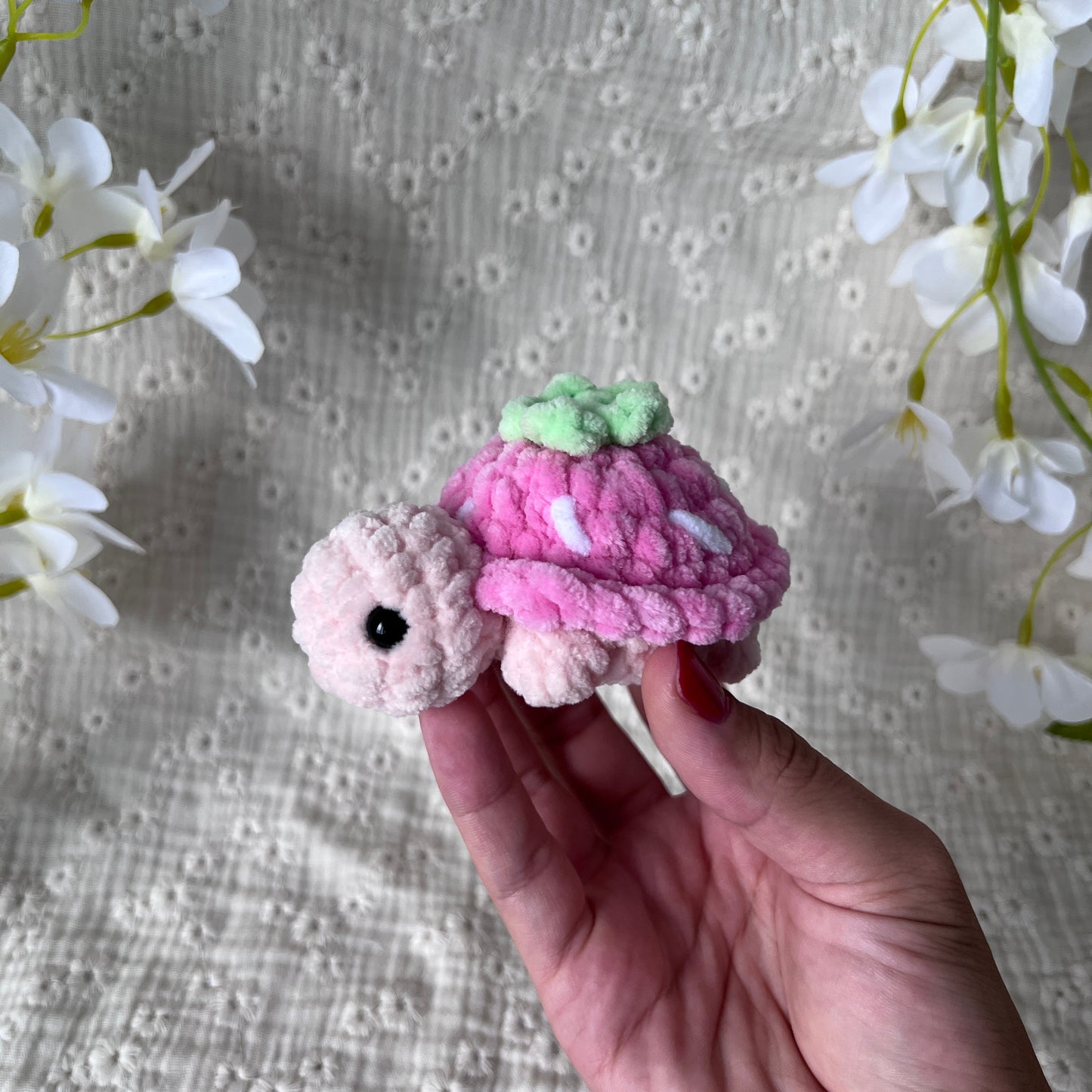 Tortue fraise en crochet