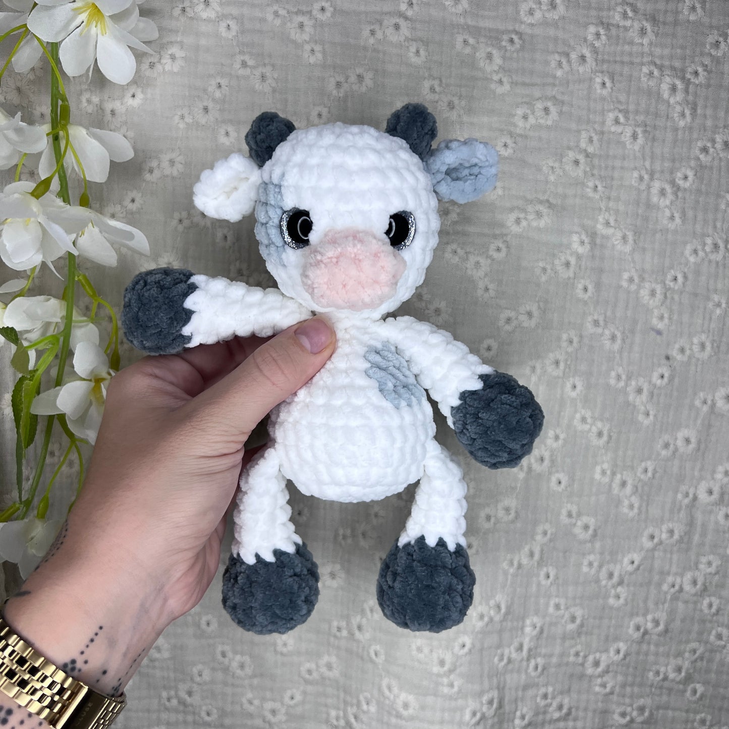 Vache en crochet blanche et grise