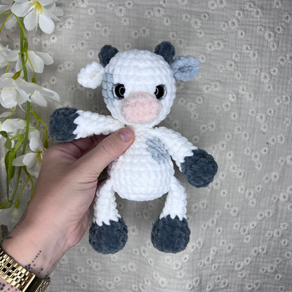 Vache en crochet blanche et grise