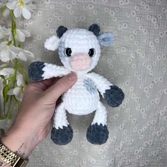 Vache en crochet blanche et grise