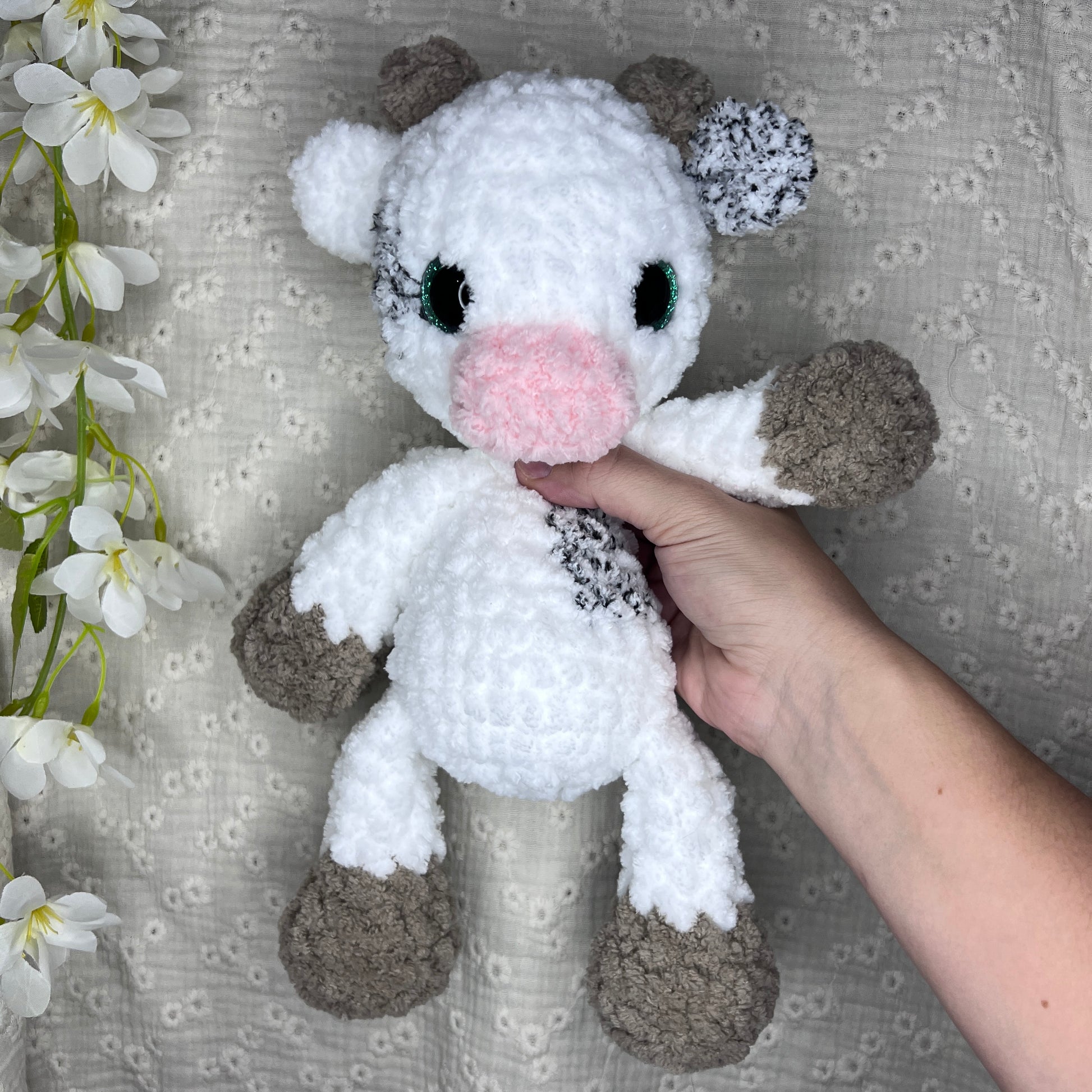 Vache fluffly en crochet blanche et grise