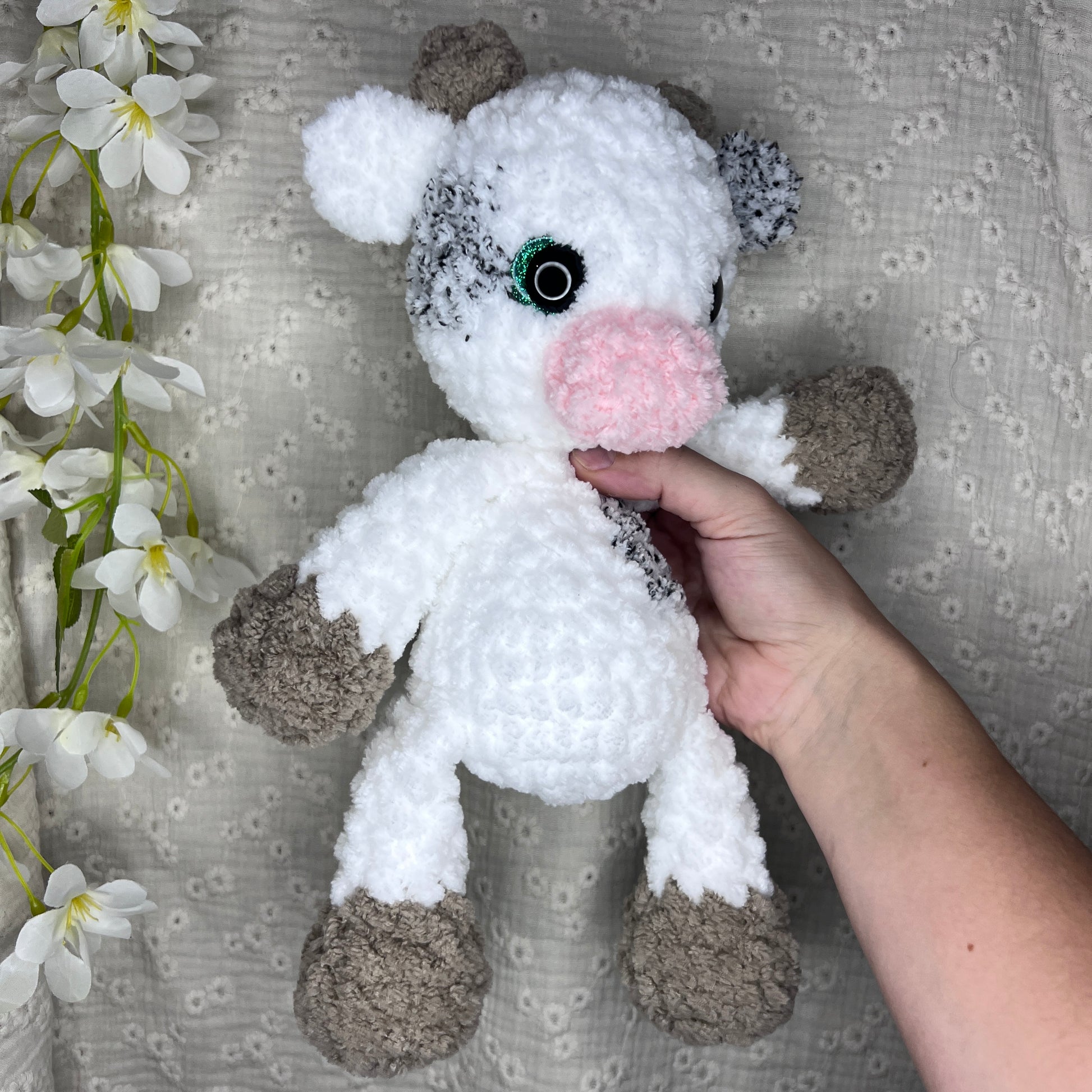 Vache fluffy en crochet grise et blanche