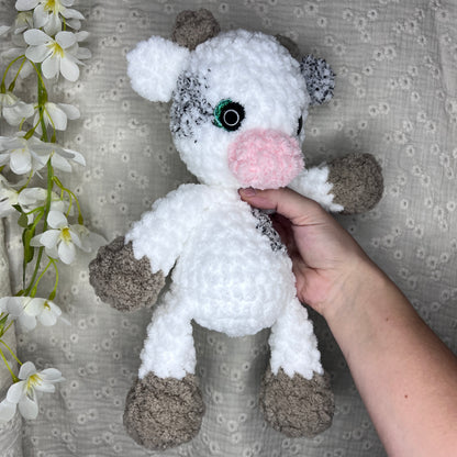 Vache fluffy en crochet grise et blanche