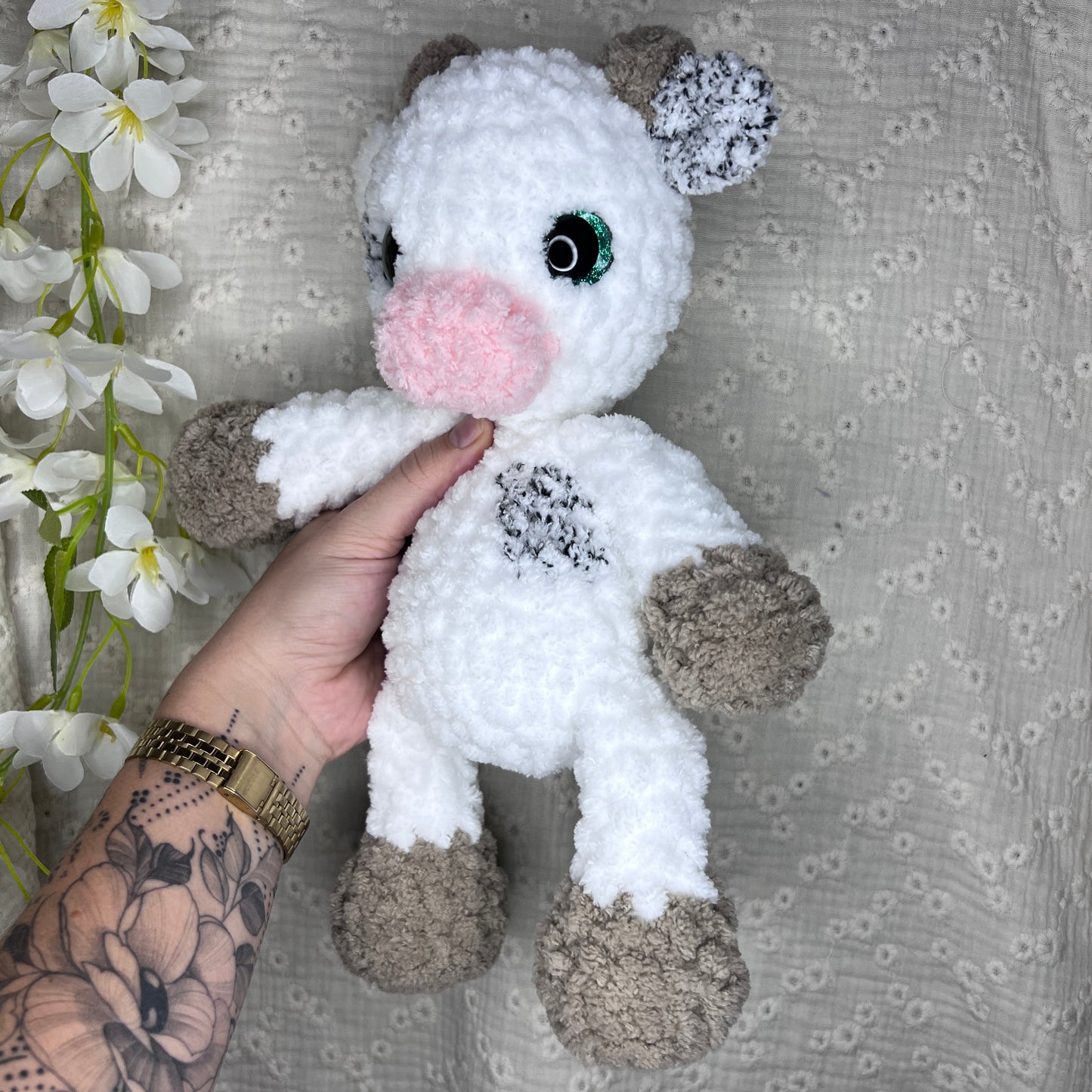 Vache fluffy en crochet blanche et grise