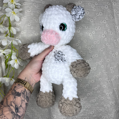Vache fluffy en crochet blanche et grise