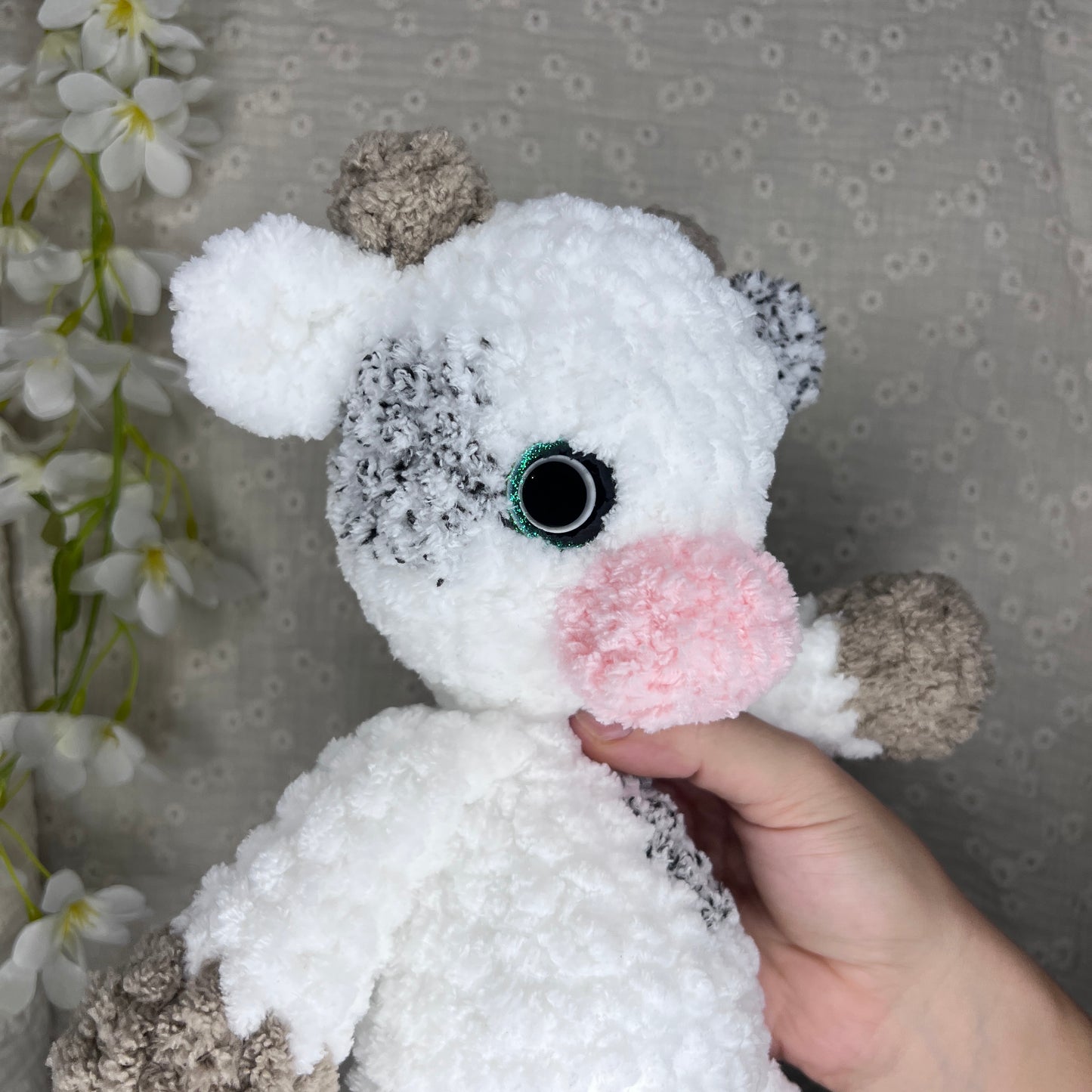 Vache fluffy en crochet grise et blanche