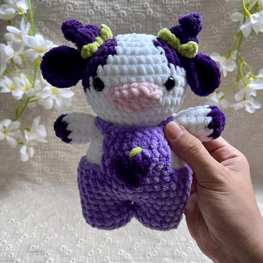 Vache raisin en crochet violette avec sa salopette 