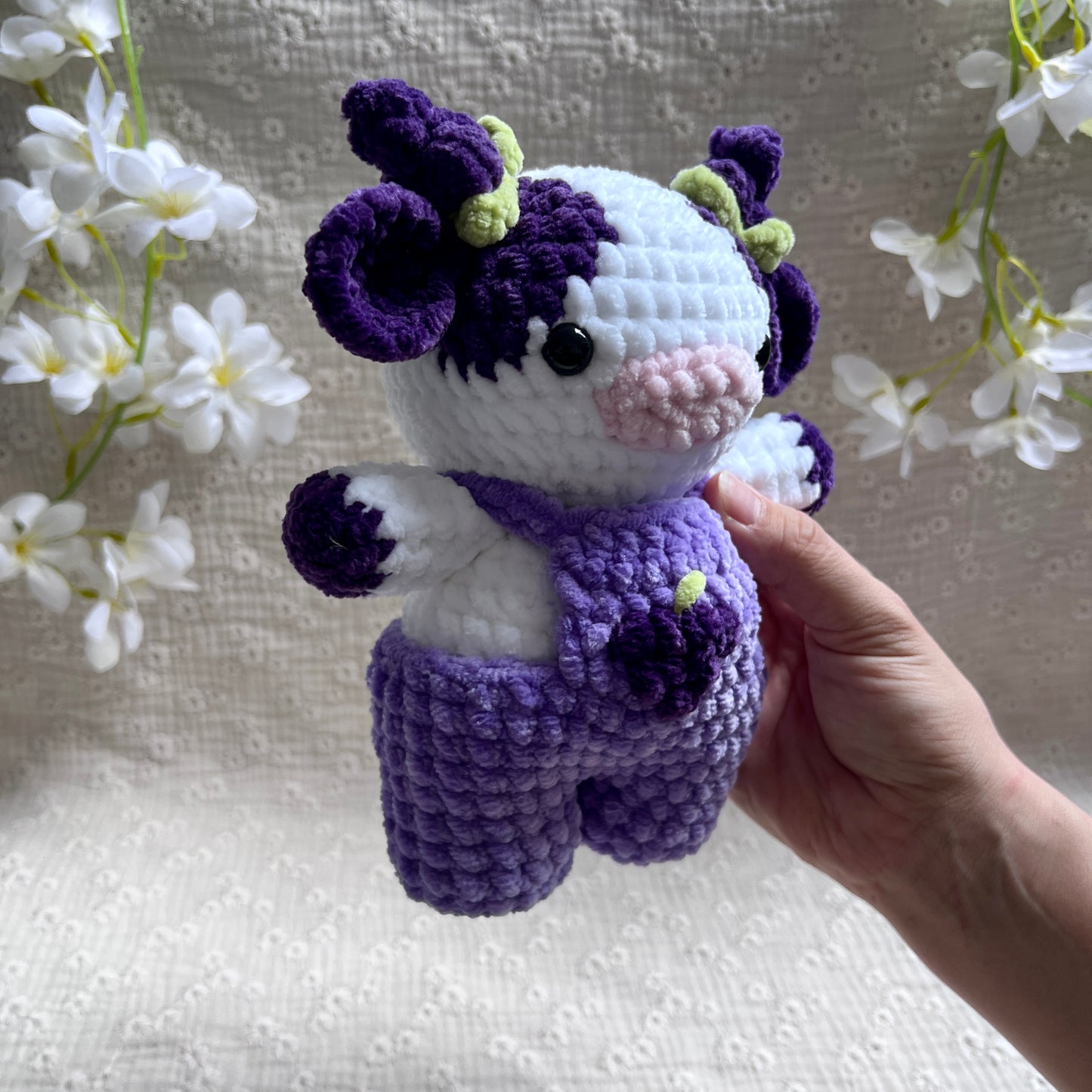 Vache raisin en crochet violette avec sa salopette 