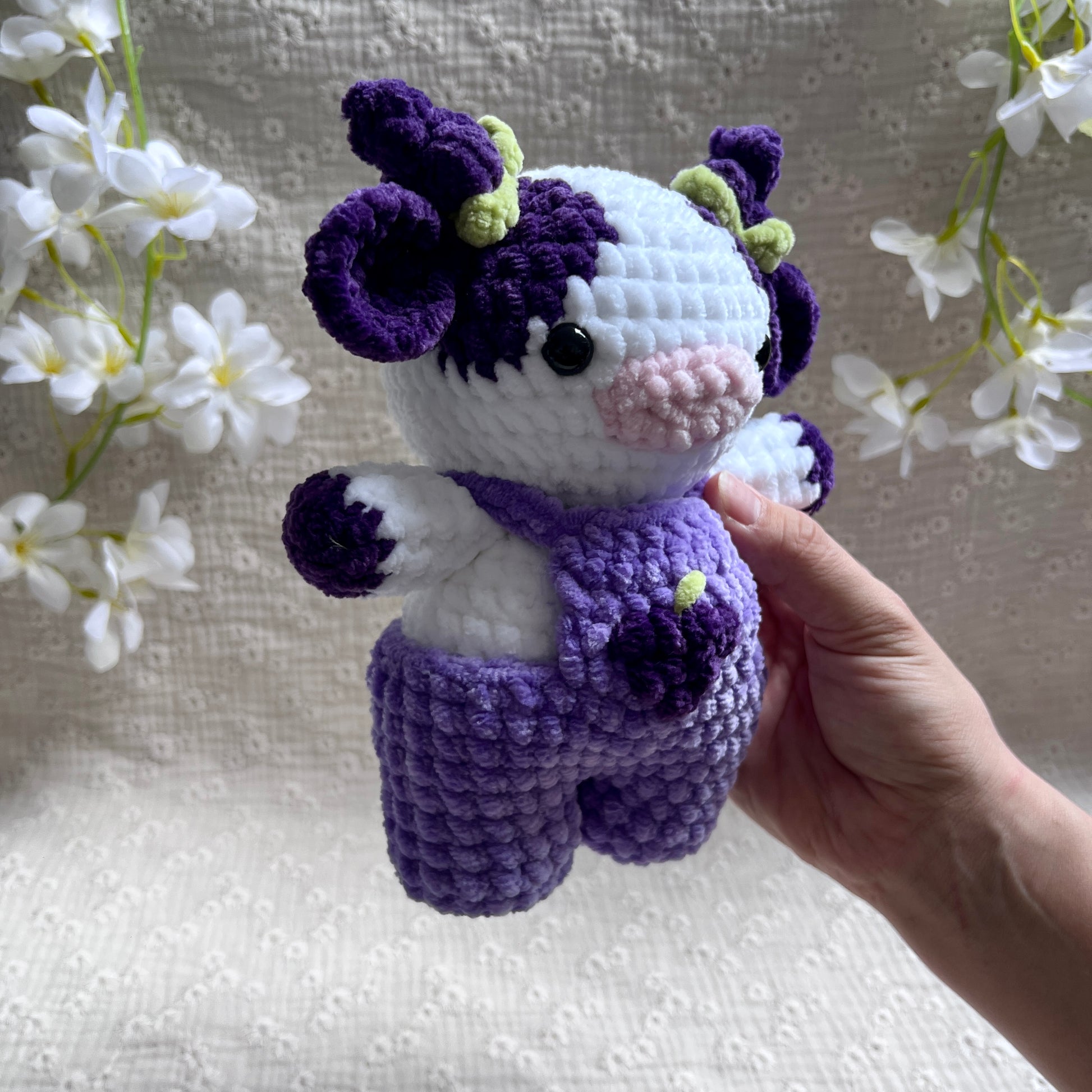 Vache raisin en crochet violette avec sa salopette 