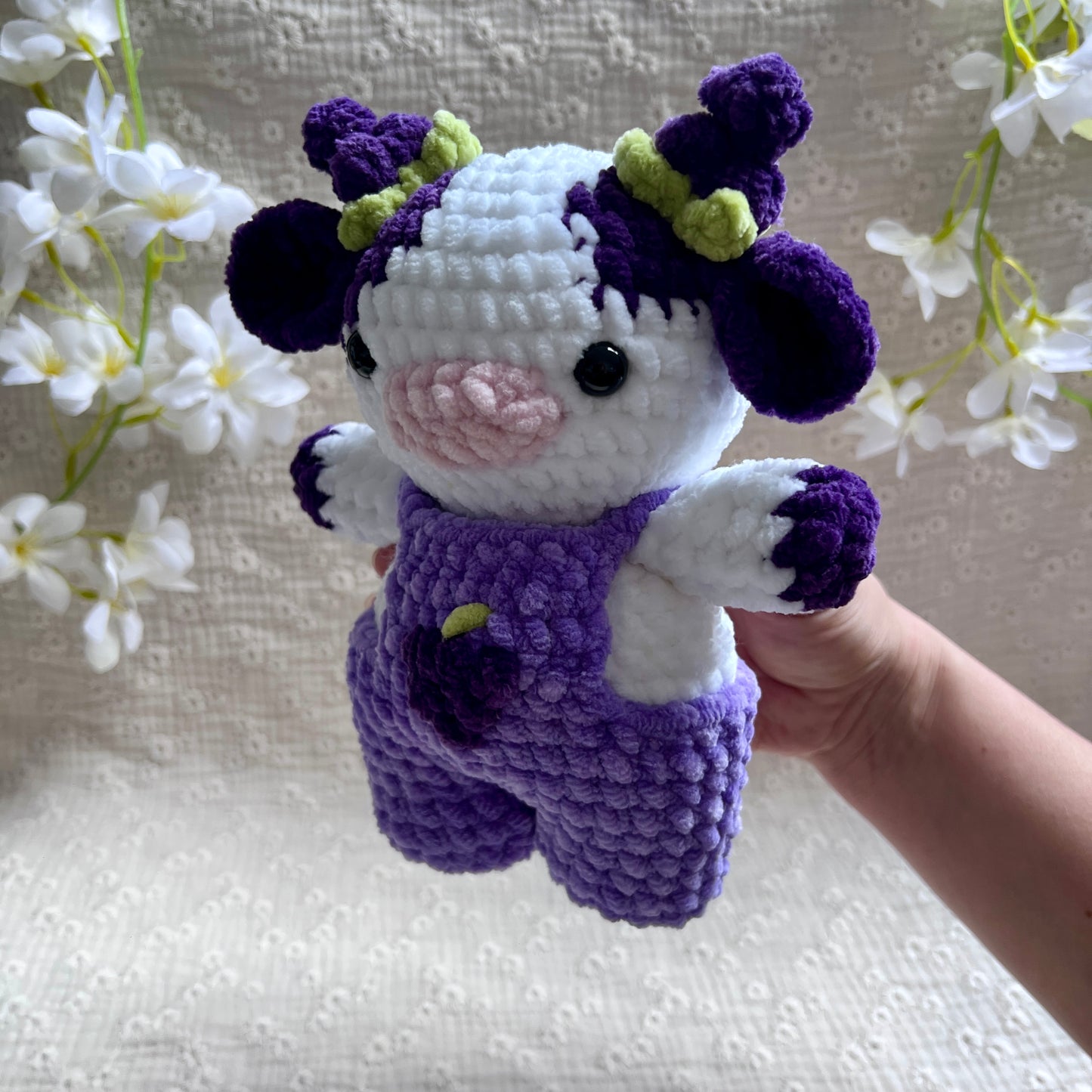 Vache raisin en crochet violette avec sa salopette 
