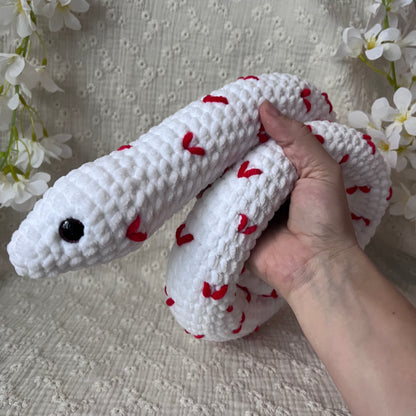 serpent love en crochet avec coeurs