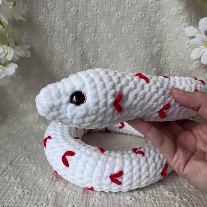 serpent love en crochet avec coeurs